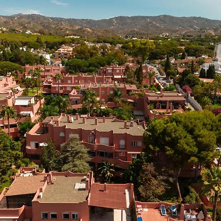 Beachfront With Terrace, Pool And Tennis Court In Costabella, Daire Marbella