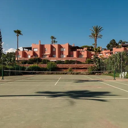 Beachfront With Terrace, Pool And Tennis Court In Costabella, Daire Marbella