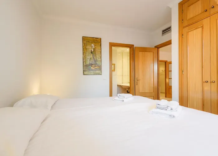Beachfront With Terrace, Pool And Tennis Court In Costabella, 마르베야