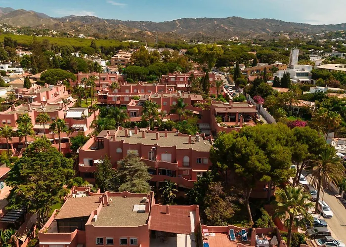 Beachfront With Terrace, Pool And Tennis Court In Costabella, 아파트 마르베야