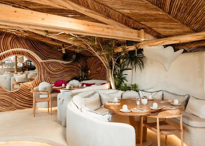 Beachfront With Terrace, Pool And Tennis Court In Costabella, 아파트