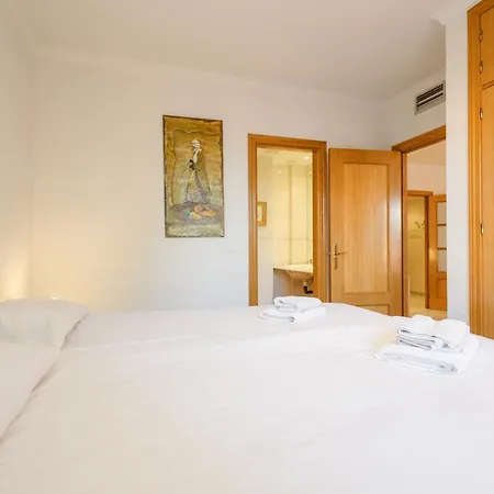 Beachfront With Terrace, Pool And Tennis Court In Costabella, מארבלה