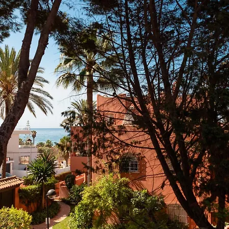Beachfront With Terrace, Pool And Tennis Court In Costabella, דירה
