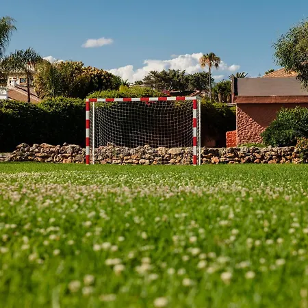 Beachfront With Terrace, Pool And Tennis Court In Costabella, דירה *