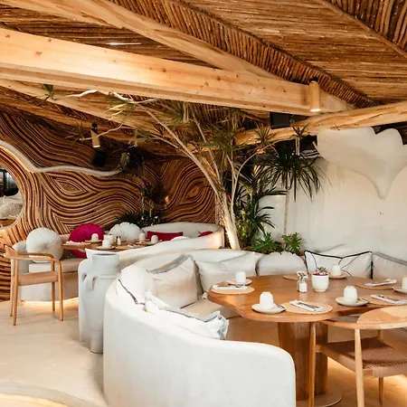 Beachfront With Terrace, Pool And Tennis Court In Costabella, דירה